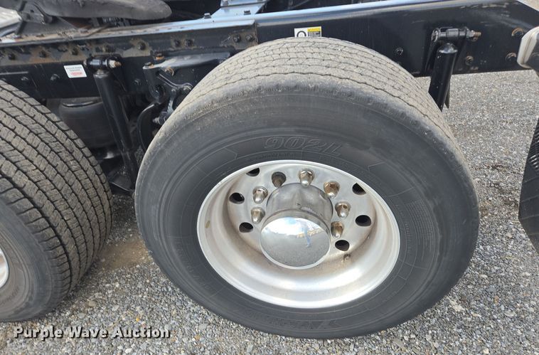 image for item EI4129 2020 Kenworth T680 semi truck