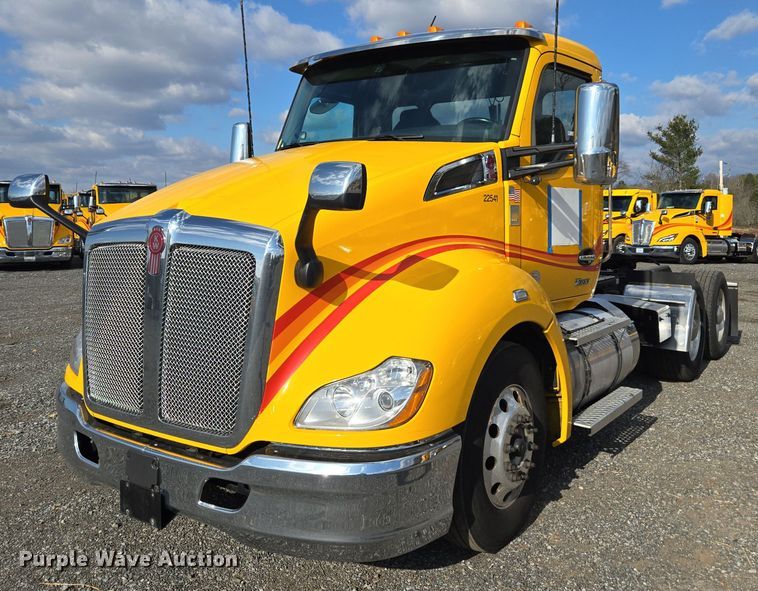 image for item EI4130 2022 Kenworth T680 semi truck