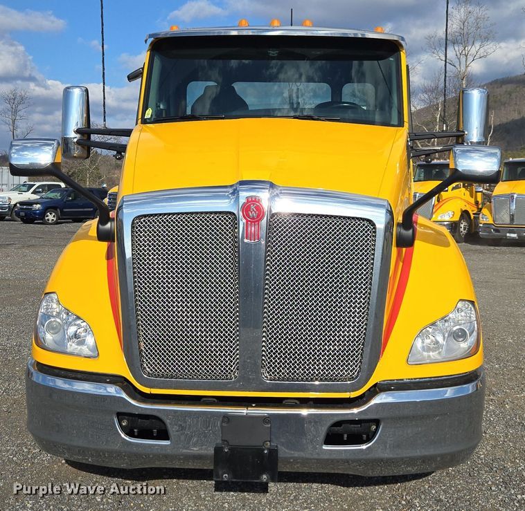 image for item EI4130 2022 Kenworth T680 semi truck