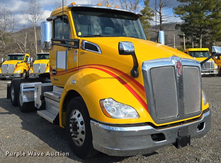 image for item EI4130 2022 Kenworth T680 semi truck