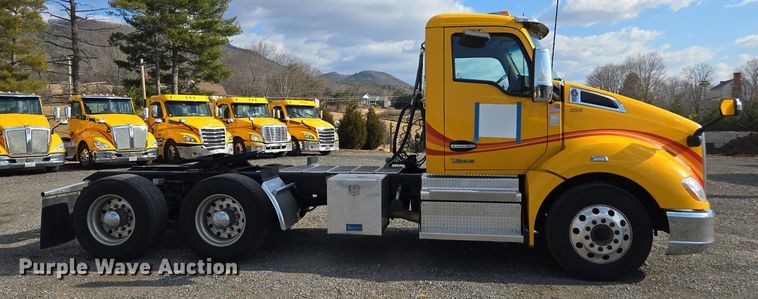 image for item EI4130 2022 Kenworth T680 semi truck