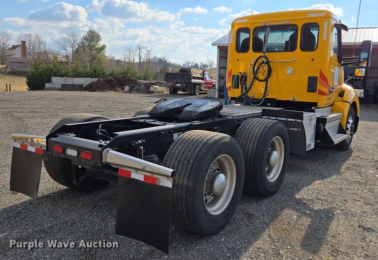 image for item EI4130 2022 Kenworth T680 semi truck