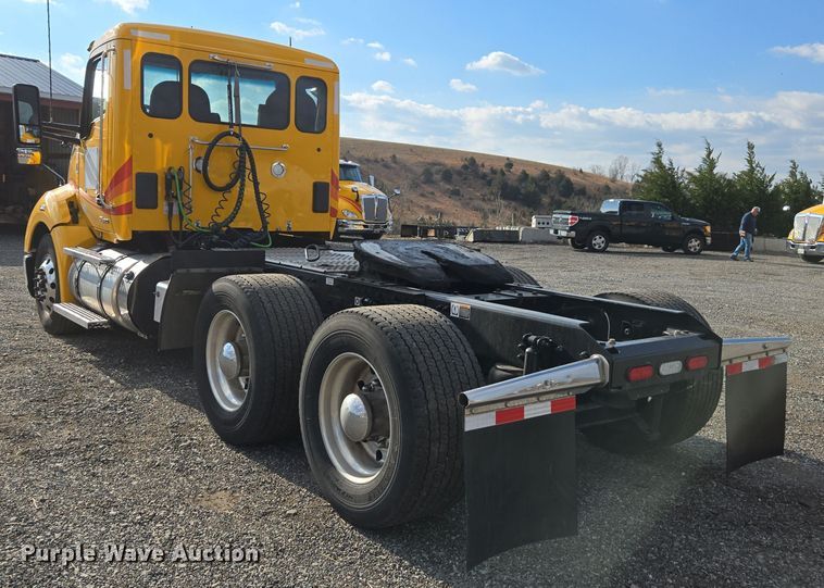 image for item EI4130 2022 Kenworth T680 semi truck