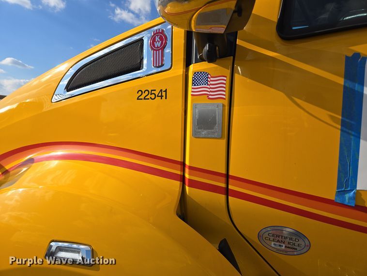 image for item EI4130 2022 Kenworth T680 semi truck