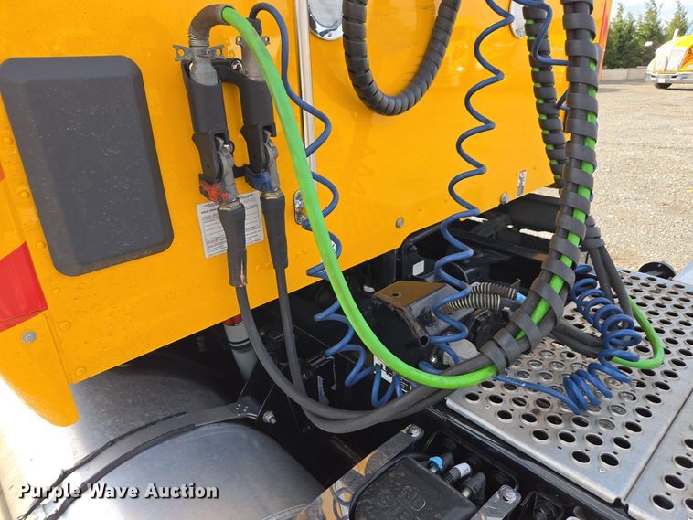 image for item EI4130 2022 Kenworth T680 semi truck