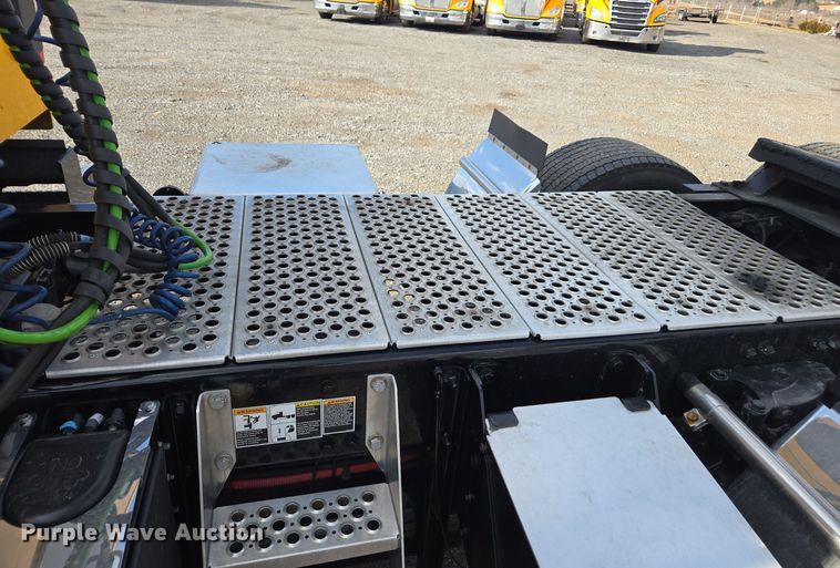 image for item EI4130 2022 Kenworth T680 semi truck