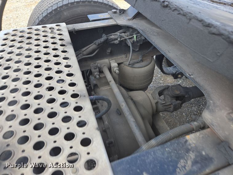 image for item EI4130 2022 Kenworth T680 semi truck