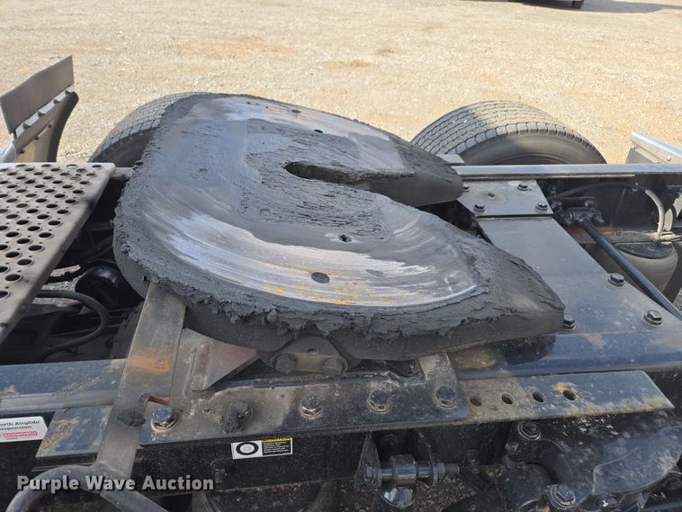 image for item EI4130 2022 Kenworth T680 semi truck