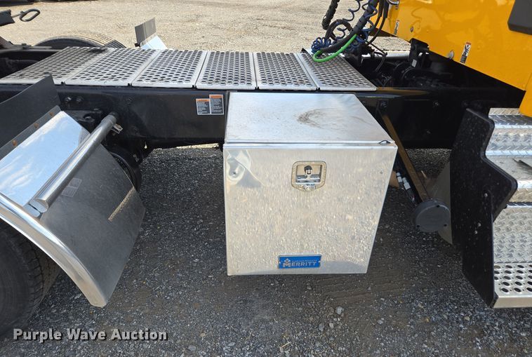 image for item EI4130 2022 Kenworth T680 semi truck