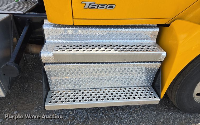 image for item EI4130 2022 Kenworth T680 semi truck