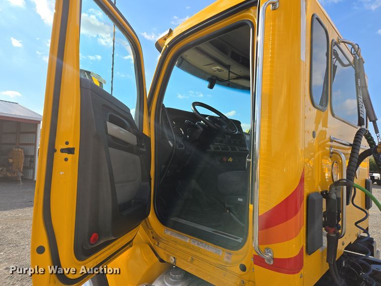 image for item EI4130 2022 Kenworth T680 semi truck