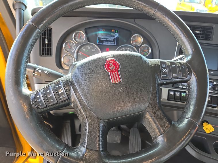 image for item EI4130 2022 Kenworth T680 semi truck