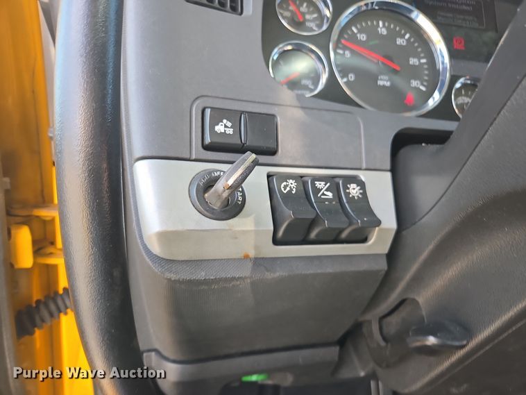 image for item EI4130 2022 Kenworth T680 semi truck