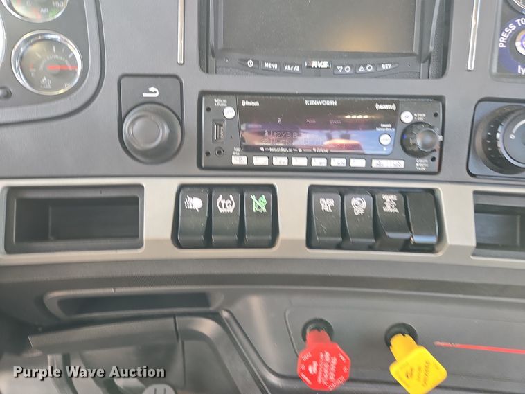 image for item EI4130 2022 Kenworth T680 semi truck