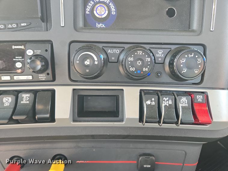 image for item EI4130 2022 Kenworth T680 semi truck