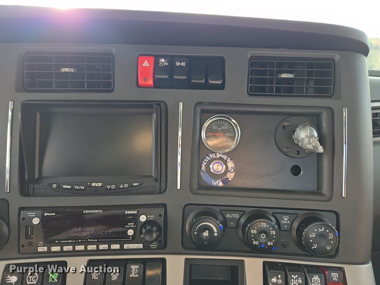 image for item EI4130 2022 Kenworth T680 semi truck