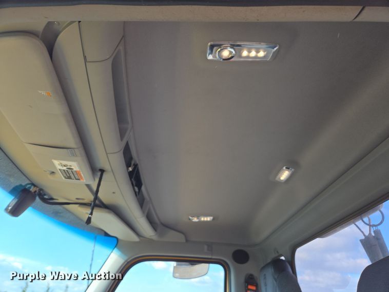 image for item EI4130 2022 Kenworth T680 semi truck