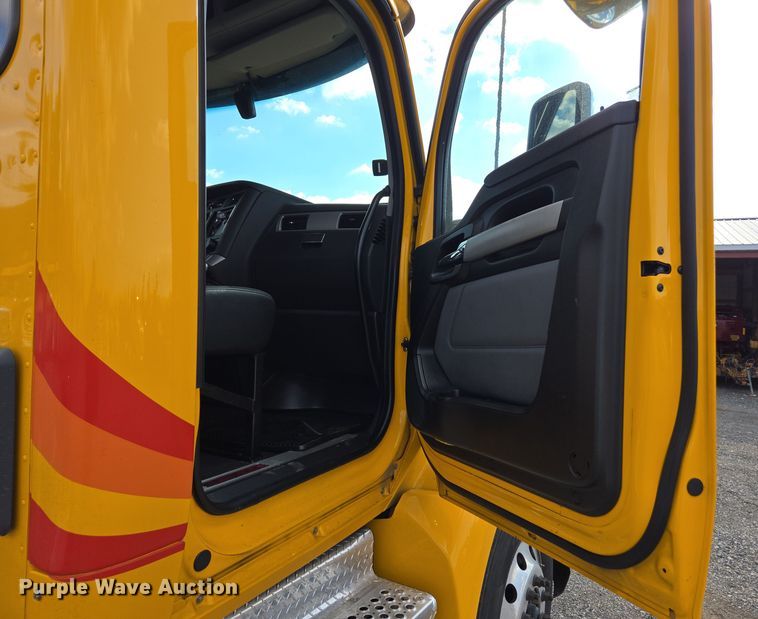 image for item EI4130 2022 Kenworth T680 semi truck