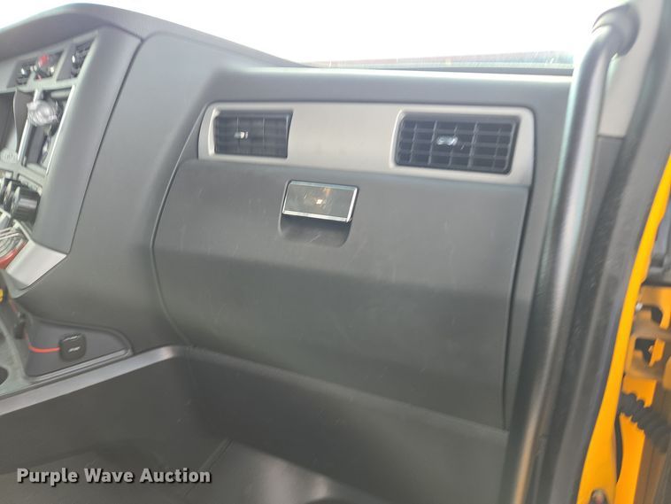 image for item EI4130 2022 Kenworth T680 semi truck