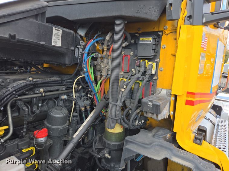 image for item EI4130 2022 Kenworth T680 semi truck