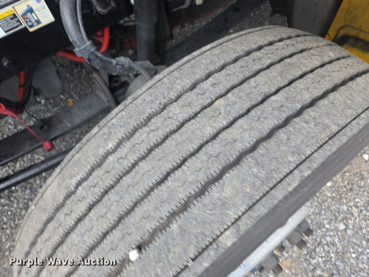 image for item EI4130 2022 Kenworth T680 semi truck