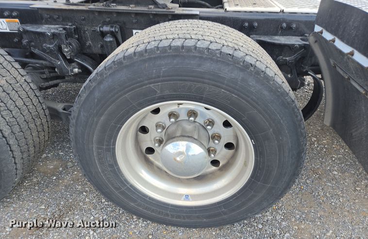 image for item EI4130 2022 Kenworth T680 semi truck