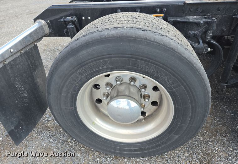 image for item EI4130 2022 Kenworth T680 semi truck