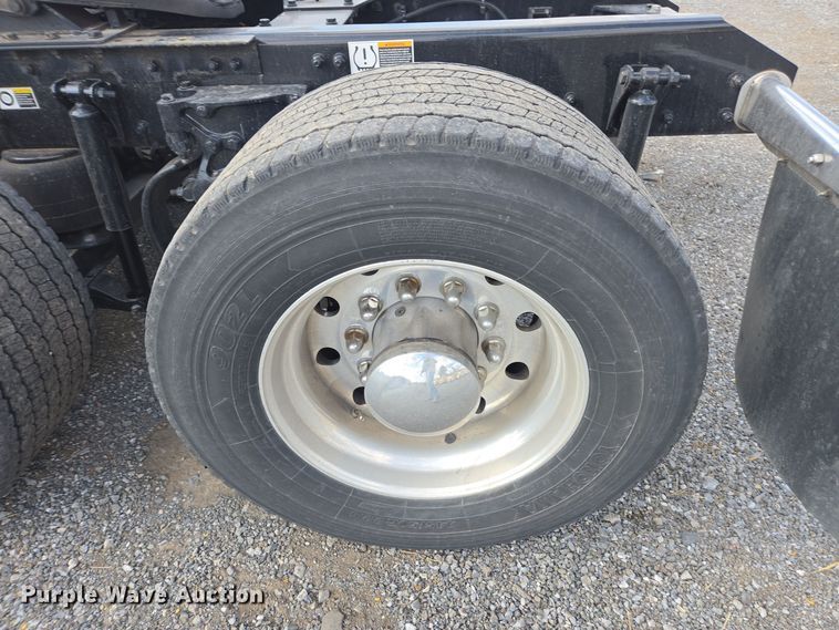 image for item EI4130 2022 Kenworth T680 semi truck