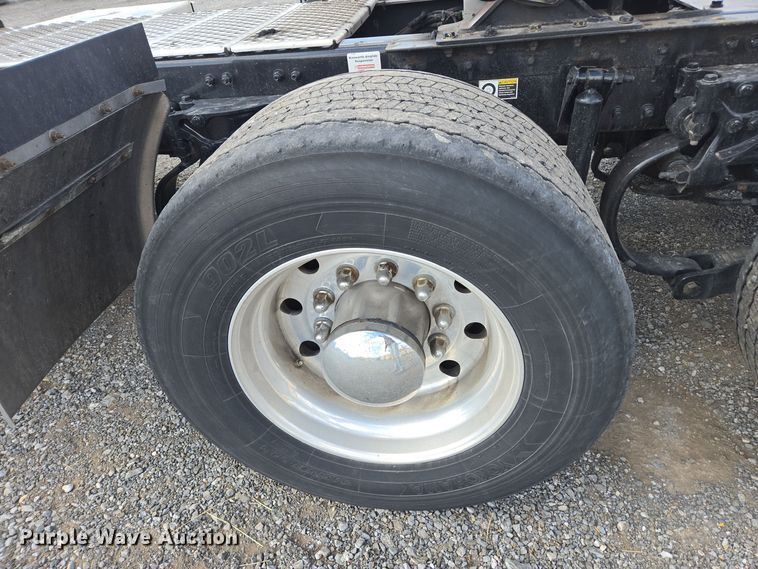 image for item EI4130 2022 Kenworth T680 semi truck