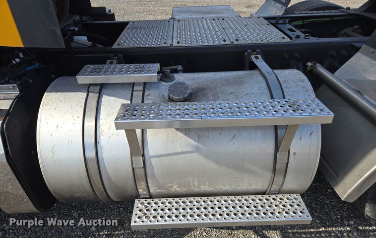 image for item EI4131 2021 International LT625 semi truck