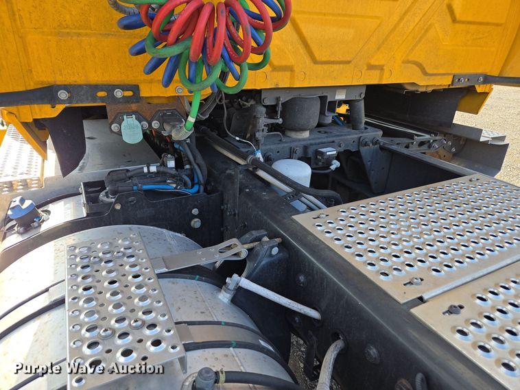 image for item EI4131 2021 International LT625 semi truck