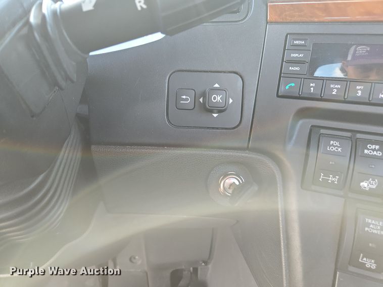 image for item EI4131 2021 International LT625 semi truck