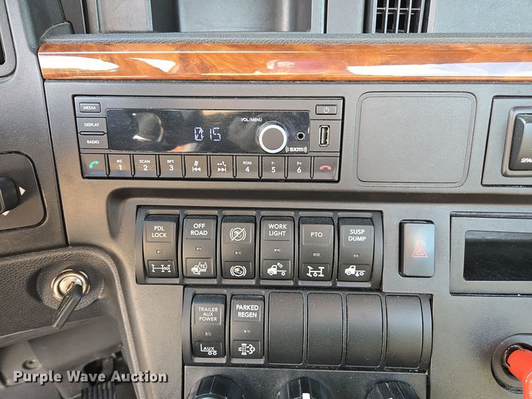 image for item EI4131 2021 International LT625 semi truck