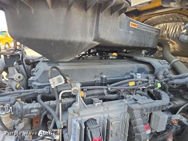 image for item EI4131 2021 International LT625 semi truck