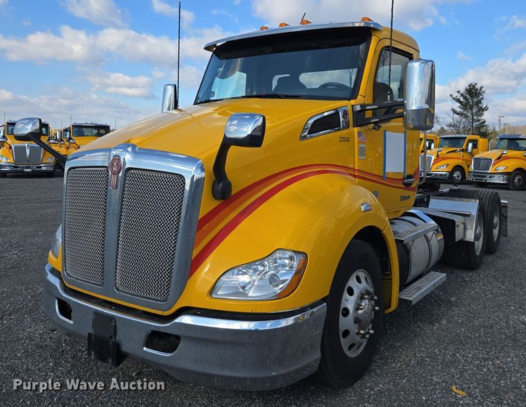image for item EI4132 2022 Kenworth T680 semi truck