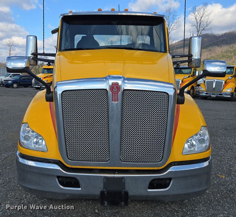 image for item EI4132 2022 Kenworth T680 semi truck