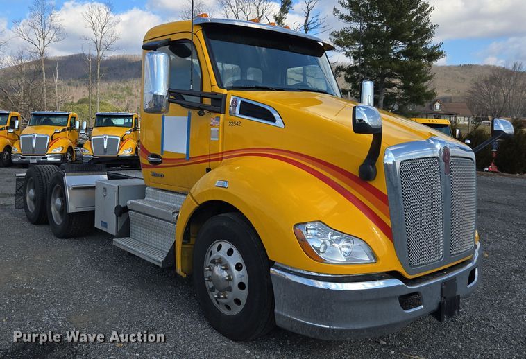 image for item EI4132 2022 Kenworth T680 semi truck
