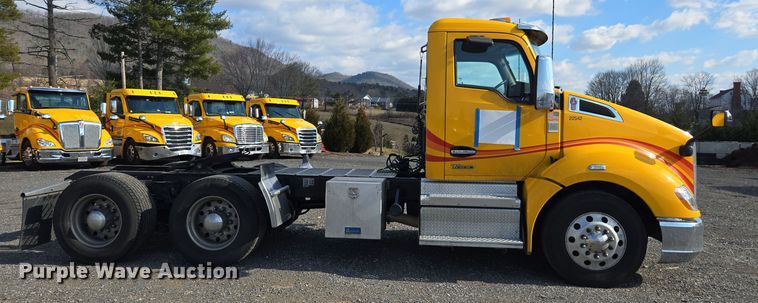 image for item EI4132 2022 Kenworth T680 semi truck