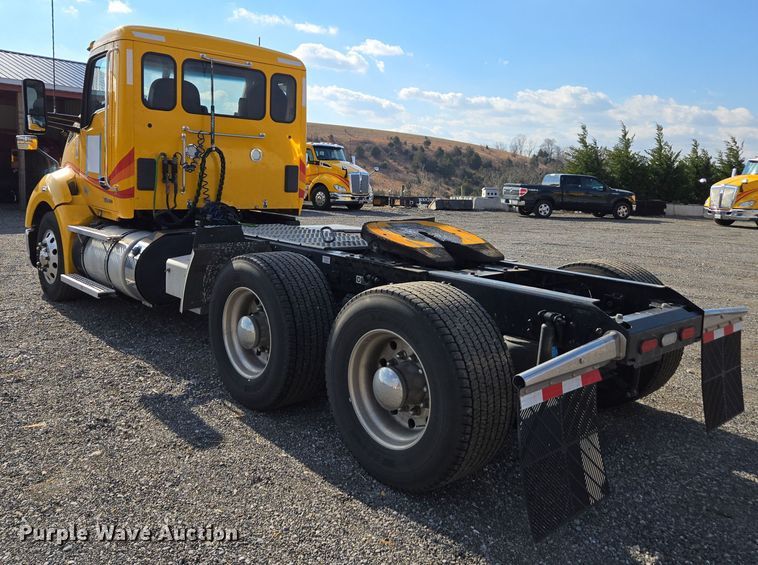 image for item EI4132 2022 Kenworth T680 semi truck