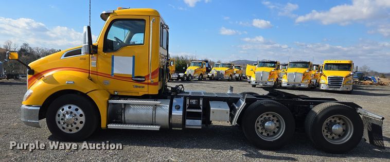 image for item EI4132 2022 Kenworth T680 semi truck