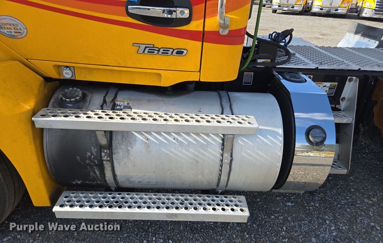 image for item EI4132 2022 Kenworth T680 semi truck