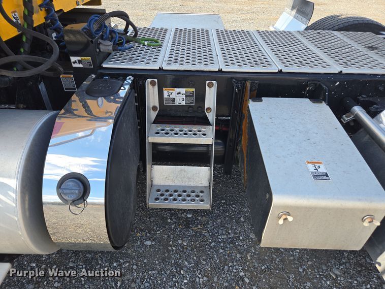 image for item EI4132 2022 Kenworth T680 semi truck