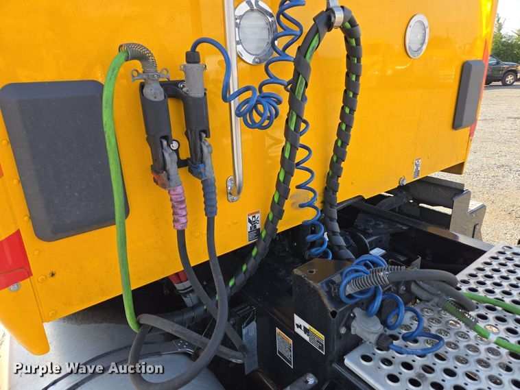 image for item EI4132 2022 Kenworth T680 semi truck