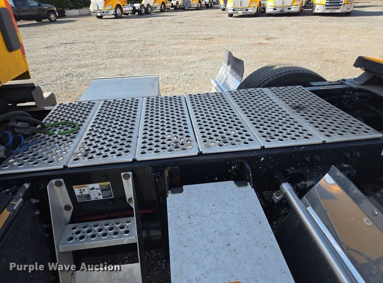 image for item EI4132 2022 Kenworth T680 semi truck