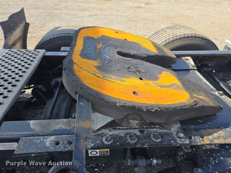 image for item EI4132 2022 Kenworth T680 semi truck