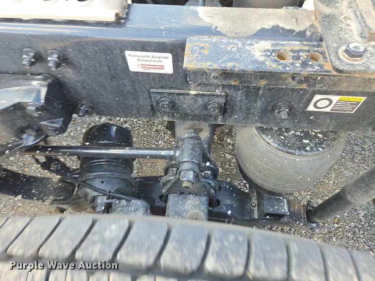 image for item EI4132 2022 Kenworth T680 semi truck