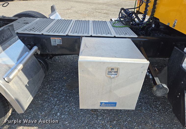 image for item EI4132 2022 Kenworth T680 semi truck