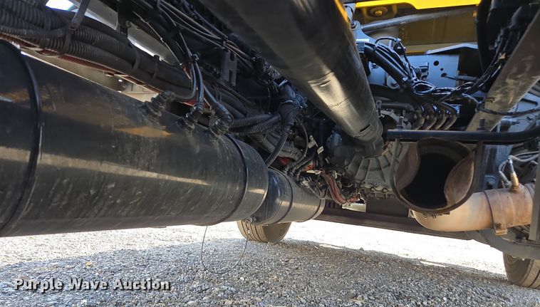 image for item EI4132 2022 Kenworth T680 semi truck