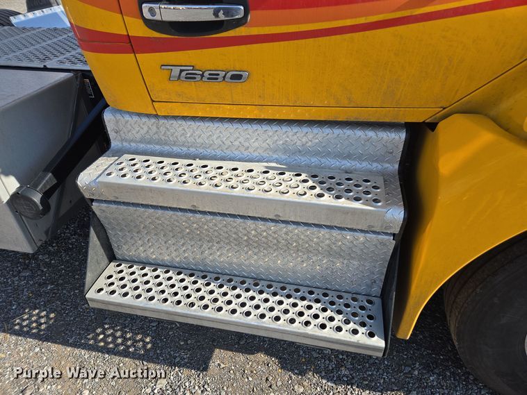image for item EI4132 2022 Kenworth T680 semi truck
