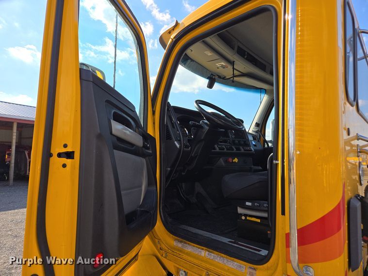 image for item EI4132 2022 Kenworth T680 semi truck